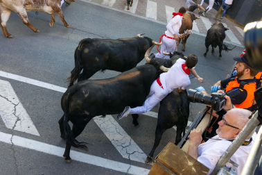Secuencia completa de imágenes con el mozo que se ha quedado atrapado entre dos toros.