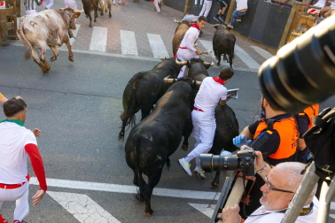 Secuencia completa de imágenes con el mozo que se ha quedado atrapado entre dos toros.