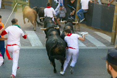 Secuencia completa de imágenes con el mozo que se ha quedado atrapado entre dos toros.