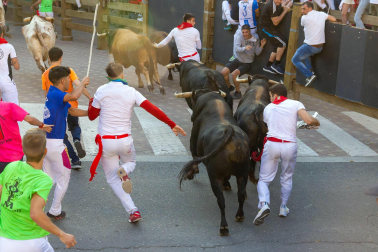 Secuencia completa de imágenes con el mozo que se ha quedado atrapado entre dos toros.