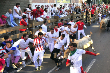 Fotos del sexto encierro de fiestas de Tudela 2023.