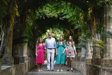 Los reyes y sus hijas han posado en los jardines de Alfabia.