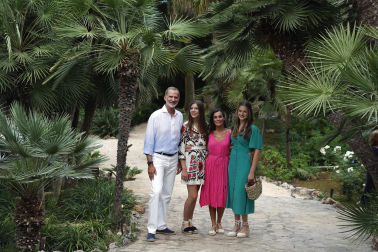 Los reyes y sus hijas han posado en los jardines de Alfabia.