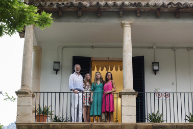 Los reyes y sus hijas han posado en los jardines de Alfabia.