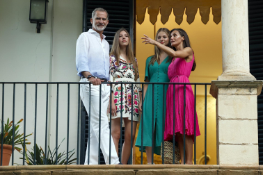 Los reyes y sus hijas han posado en los jardines de Alfabia.