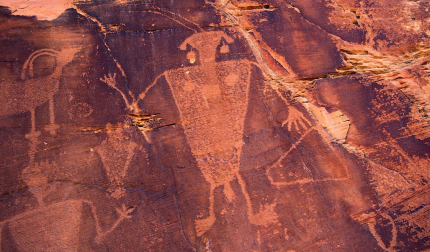 Imagen de petroglifos encontrados en Cub Creek (Utah, Estados Unidos)