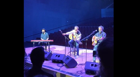 La banda encandiló a doscientas personas en un concierto que se celebró en el interior del auditorio por la previsión de lluvia