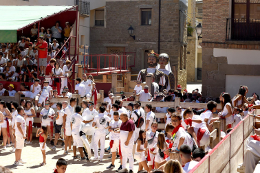 A:ALABERTO GALDONA
F:05-08-2023
L:LARRAGA
P:GRUPO DE TEATRO LA MOLONERA
T:FIESTAS DE LARRAGA - COHETE