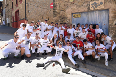 A:ALABERTO GALDONA
F:05-08-2023
L:LARRAGA
P:UNA CUADRILLA ANTES DEL COHETE
T:FIESTAS DE LARRAGA - COHETE