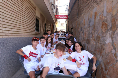 Fotos del cohete del inicio festivo en Arguedas.