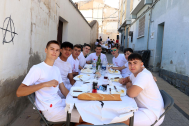 Fotos del cohete del inicio festivo en Arguedas.