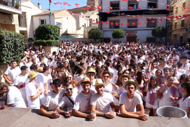 Fotos del cohete del inicio festivo en Arguedas.