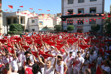 Fotos del cohete del inicio festivo en Arguedas.