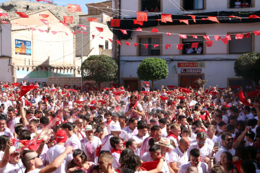 Fotos del cohete del inicio festivo en Arguedas.