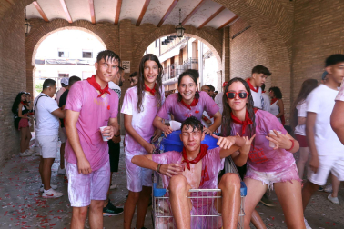 Fotos del cohete del inicio festivo en Arguedas.