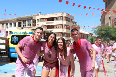 Fotos del cohete del inicio festivo en Arguedas.