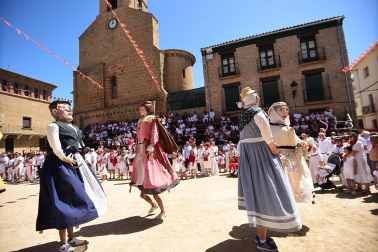A:ALBERTO GALDONA
F:06-08-2023
L:CARCASTILLO
P:BAILE DE LOS GIGANTES EN LA PLAZA
T:FIESTAS DE CARCASTILLO - DIA DEL PATRON