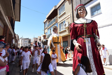A:ALBERTO GALDONA
F:06-08-2023
L:CARCASTILLO
P:BAILE DE LOS GIGANTES EN LA PLAZA
T:FIESTAS DE CARCASTILLO - DIA DEL PATRON