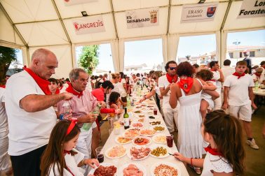 A:ALBERTO GALDONA
F:06-08-2023
L:CARCASTILLO
P:LUNCH EN EL PATIO DE LAS MONJAS
T:FIESTAS DE CARCASTILLO - DIA DEL PATRON