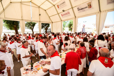 A:ALBERTO GALDONA
F:06-08-2023
L:CARCASTILLO
P:LUNCH EN EL PATIO DE LAS MONJAS
T:FIESTAS DE CARCASTILLO - DIA DEL PATRON