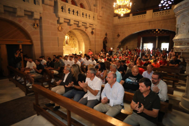 Fotos de la plantilla de Osasuna en la tradicional visita a la basílica de Javier. /