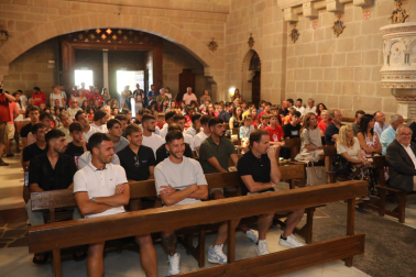 Fotos de la plantilla de Osasuna en la tradicional visita a la basílica de Javier. /