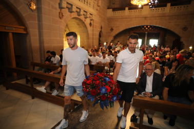 Fotos de la plantilla de Osasuna en la tradicional visita a la basílica de Javier. /