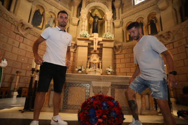 Fotos de la plantilla de Osasuna en la tradicional visita a la basílica de Javier. /