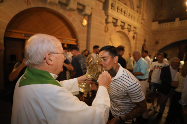 Fotos de la plantilla de Osasuna en la tradicional visita a la basílica de Javier. /