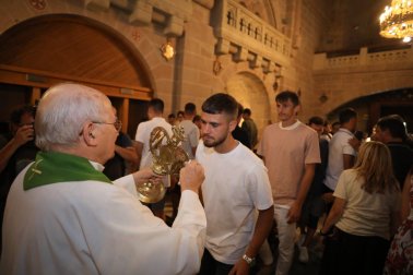 Fotos de la plantilla de Osasuna en la tradicional visita a la basílica de Javier. /