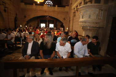Fotos de la plantilla de Osasuna en la tradicional visita a la basílica de Javier. /