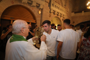 Fotos de la plantilla de Osasuna en la tradicional visita a la basílica de Javier. /