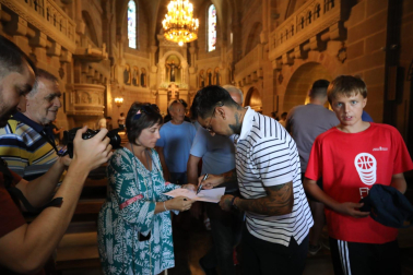 Fotos de la plantilla de Osasuna en la tradicional visita a la basílica de Javier. /