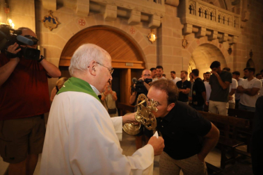 Fotos de la plantilla de Osasuna en la tradicional visita a la basílica de Javier. /