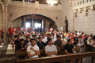 Fotos de la plantilla de Osasuna en la tradicional visita a la basílica de Javier. /
