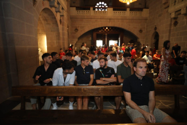 Fotos de la plantilla de Osasuna en la tradicional visita a la basílica de Javier. /