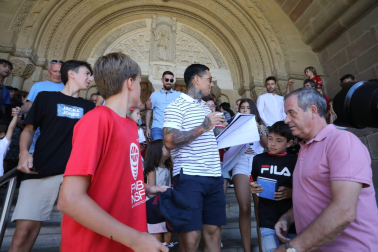 Fotos de la plantilla de Osasuna en la tradicional visita a la basílica de Javier. /