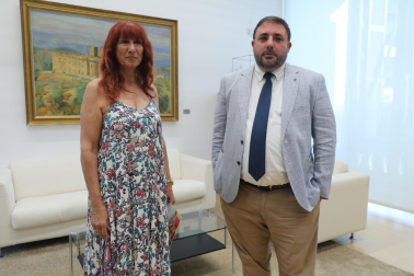 Maite Nosti (Vox) y Unai Hualde, presidente del Parlamento