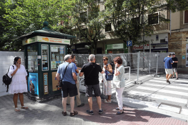 Fotos del comienzo de las obras del parking de la calle Sangüesa de Pamplona con la retirada de los árboles