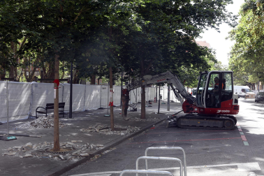 Fotos del comienzo de las obras del parking de la calle Sangüesa de Pamplona con la retirada de los árboles