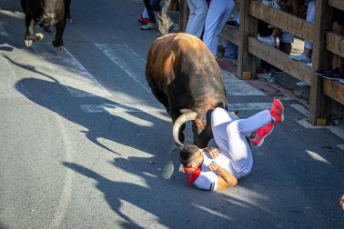 Secuencia del corneado en el primer encierro de las fiestas de Tafalla