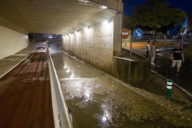 Efectos de la tormenta de verano en Tudela donde el granizo y el agua provocaron inundaciones y desperfectos