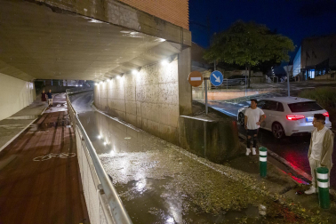 Efectos de la tormenta de verano en Tudela donde el granizo y el agua provocaron inundaciones y desperfectos
