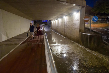 Efectos de la tormenta de verano en Tudela donde el granizo y el agua provocaron inundaciones y desperfectos