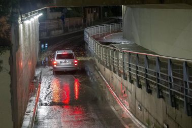 Efectos de la tormenta de verano en Tudela donde el granizo y el agua provocaron inundaciones y desperfectos