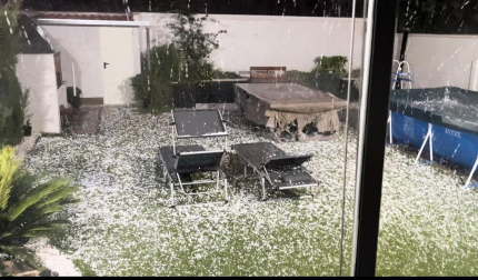 Granizo en una terraza de Tudela tras la tromba
