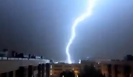 Un rayo ilumina Nuevo Artica