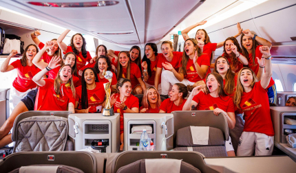 Las jugadoras de la selección española de fútbol femenino celebran su victoria en el Campeonato del Mundo dentro del avión en Doha, de camino a Madrid