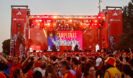Miles de personas asisten a la fiesta de recibimiento a la selección femenina de fútbol mientras esperan a que el autobús que traslada a las campeonas del mundo llegue a la explanada de Puente del Rey