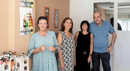 Inma Cestau, Carmela Muñoz, Susana Arandigoien e Iñaki Arana, miembros de la junta de Afadena, en la sede de la asociación